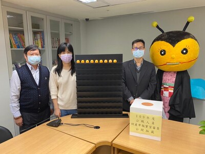 左為洪信曾、中為原民局科員陳怡芬見證、右1為許茂吉、右2為政風處吉祥物嗶啵