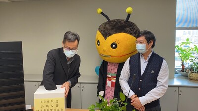 左為許茂吉、中為政風處吉祥物嗶啵、右為洪信曾