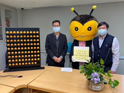 左為許茂吉、中為政風處吉祥物嗶啵、右為洪信曾