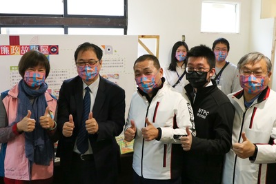 左1故事義工陳淑鶯、左2廉政署長鄭銘謙、左3市長、左4市長室秘書吳訓孝、左5政風處長王文信