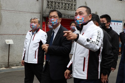 前排左為政風處長王文信、中為廉政署長鄭銘謙、右為市長