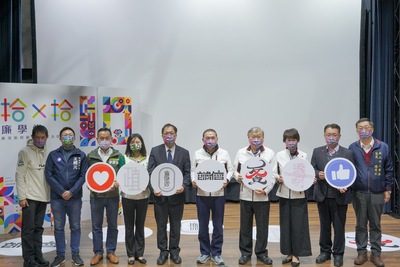 從左依序為光興國小校長張孟熙、議員王威元、議員李余典、議員李倩萍、廉政署長鄭銘謙、市長、政風處長王文信、文化局長龔雅雯、教育局副局長劉明超、三重區長陳奇正