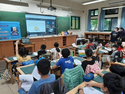 學童熱情參與，主動回答問題
