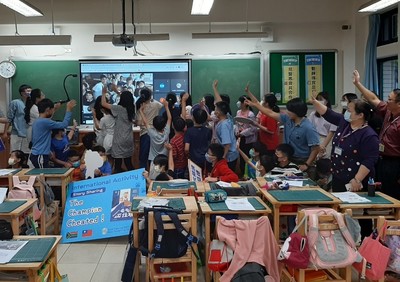 活動結束，與南非姊妹校學童道別
