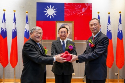 廉政署馮成副署長監交印信(左至右分別為卸任王文信處長 馮成副署長 現任尹維治處長)