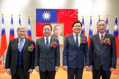 左至左分別為卸任王文信處長 馮副署長 朱副市長 現任尹維治處長