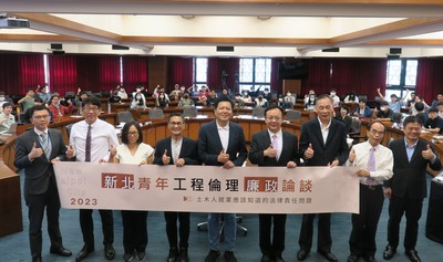 貴賓、主持人、與談人合影及參與學生