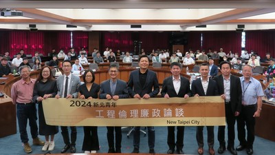 2 貴賓、與談人及現場參與學生合影