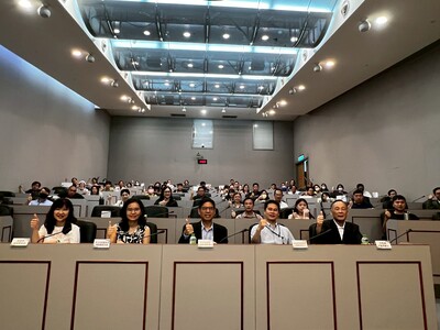 全體大合照：局長盛筱蓉（前左2）、新北市綠色能源產業聯盟秘書長賴欣儀（前左1）、副秘書長柯慶忠（前中）、檢察官白忠志（前右1）、處長尹維治（前右2）