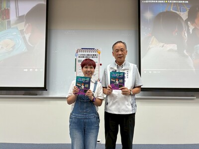 講座Fun星球放故事Podcast頻道Lulu姊姊(左)與新北市政府政風處處長尹維治(右)合影